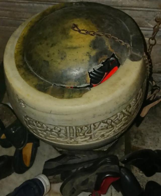 Ayasofya'dan gelen son görüntü pes dedirtti! Şimdi de duvarlarını kazıyıp eve götürüyorlar