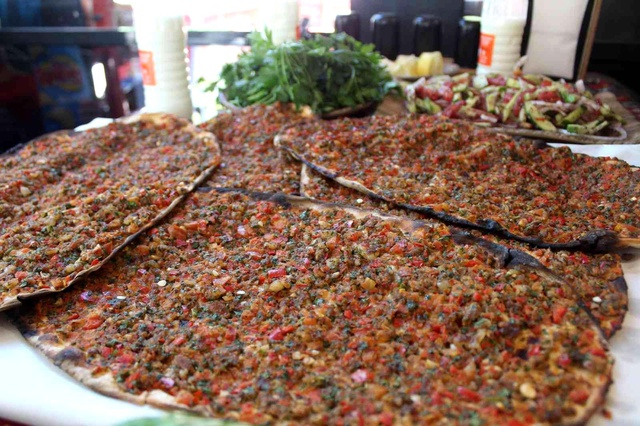 Bodrumdaki bir lahmacunun fiyatına Gaziantep'te 20 lahmacun yeniyor Bodrumdaki bir lahmacunun fiyatına Gaziantep'te 20 lahmacun yeniyor