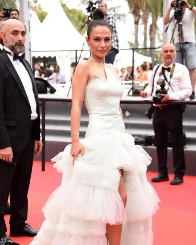 Cannes'da Göz Kamaştırdı! Kurak Günler'in oyuncusu Selin Yeninci, başarısıyla 8 dakika ayakta alkışlandı