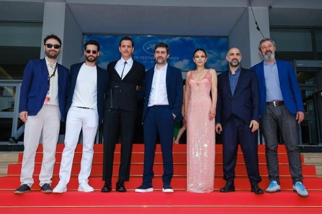 Cannes'da Göz Kamaştırdı! Kurak Günler'in oyuncusu Selin Yeninci, başarısıyla 8 dakika ayakta alkışlandı