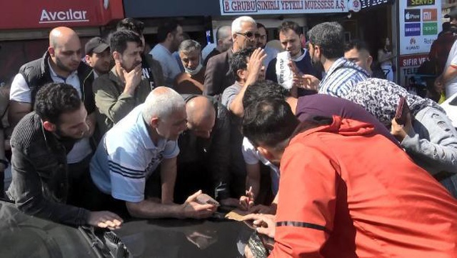 İstanbul'da göçmenlere Avrupa'da iş fırsatı sunan ofiste başvurular ücretsiz olunca izdiham oluştu İstanbul'da göçmenlere Avrupa'da iş fırsatı sunan ofiste başvurular ücretsiz olunca izdiham oluştu