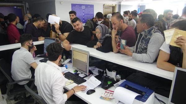 İstanbul'da göçmenlere Avrupa'da iş fırsatı sunan ofiste başvurular ücretsiz olunca izdiham oluştu