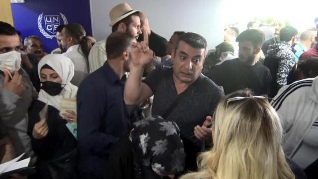 İstanbul'da göçmenlere Avrupa'da iş fırsatı sunan ofiste başvurular ücretsiz olunca izdiham oluştu İstanbul'da göçmenlere Avrupa'da iş fırsatı sunan ofiste başvurular ücretsiz olunca izdiham oluştu