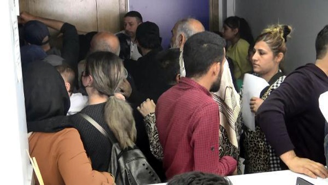 İstanbul'da göçmenlere Avrupa'da iş fırsatı sunan ofiste başvurular ücretsiz olunca izdiham oluştu İstanbul'da göçmenlere Avrupa'da iş fırsatı sunan ofiste başvurular ücretsiz olunca izdiham oluştu