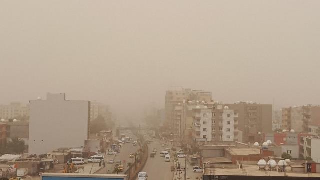 Irak'tan gelen kum fırtınası Şırnak'ta hayatı olumsuz etkiledi! Vatandaşlara 'Dışarı çıkmayın' uyarısı yapıldı