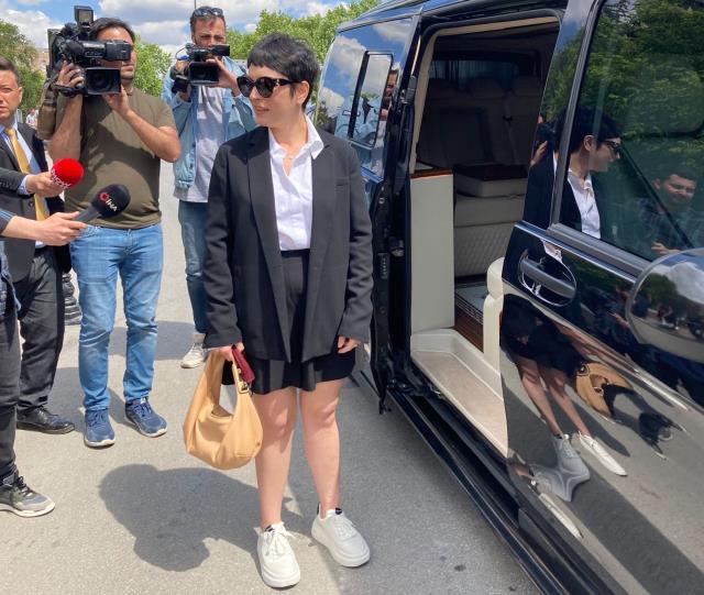 Musa Orhan'a hakaretten para cezasına çarptırılan Ezgi Mola'dan tek kelimelik yorum: Şaşırmadım Musa Orhan'a hakaretten para cezasına çarptırılan Ezgi Mola'dan tek kelimelik yorum: Şaşırmadım