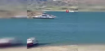 Pertek'te fırtına feribotu sürükledi