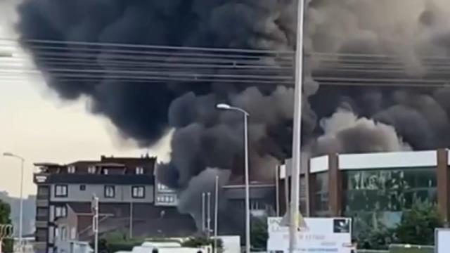 Sultanbeyli'de mobilya fabrikası alevlere teslim oldu Sultanbeyli'de mobilya fabrikası alevlere teslim oldu