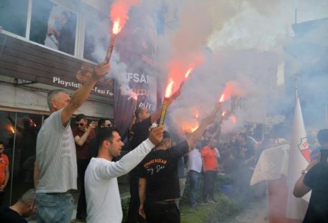 Adanaspor'un acı günü! Gözyaşları sel oldu, taraftarlar meşalelerle son yolculuğuna uğurladı Adanaspor'un acı günü! Gözyaşları sel oldu, taraftarlar meşalelerle son yolculuğuna uğurladı
