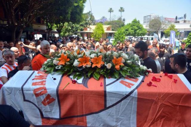 Adanaspor'un acı günü! Gözyaşları sel oldu, taraftarlar meşalelerle son yolculuğuna uğurladı Adanaspor'un acı günü! Gözyaşları sel oldu, taraftarlar meşalelerle son yolculuğuna uğurladı
