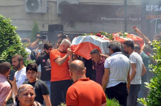 Adanaspor'un acı günü! Gözyaşları sel oldu, taraftarlar meşalelerle son yolculuğuna uğurladı Adanaspor'un acı günü! Gözyaşları sel oldu, taraftarlar meşalelerle son yolculuğuna uğurladı