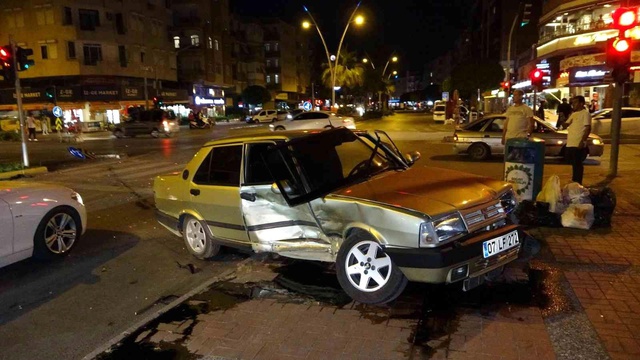 Babasının otomobilini kaçıran 16 yaşındaki gencin kız arkadaşıyla kaçamağı hastanede bitti Babasının otomobilini kaçıran 16 yaşındaki gencin kız arkadaşıyla kaçamağı hastanede bitti