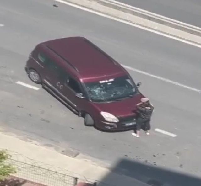 Kadın sürücü, kendi cipine çarpan aracı yol ortasında pert etti