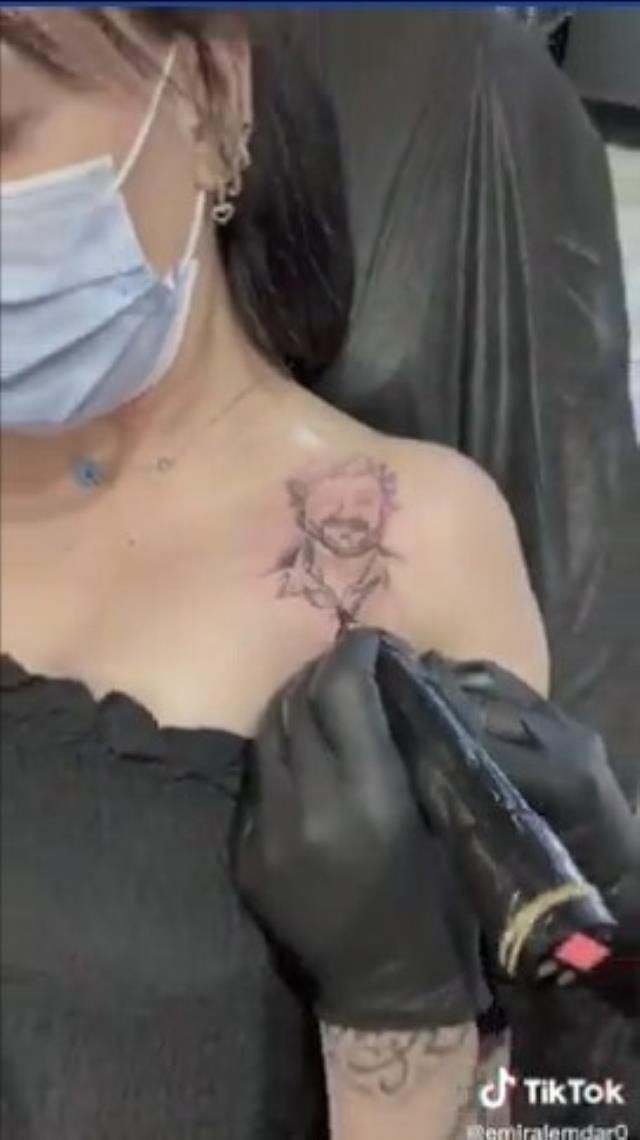 Genç kadın, göğsüne hayranı olduğu Hasan Can Kaya'nın portresini yaptırdı