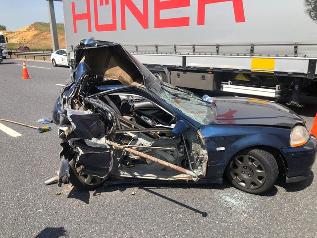 Kuzey Marmara Otoyolunda yavaşlayan otomobile kamyonet çarptı: 1 yaralı Kuzey Marmara Otoyolunda yavaşlayan otomobile kamyonet çarptı: 1 yaralı