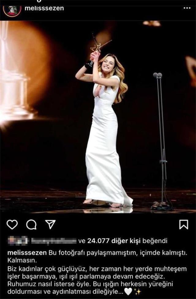 Ödül töreninde ilginç anlar! Özge Ulusoy'un göğsüne, sözleriyle gündem olan eski vekil Ahmet Çakar'ın adını yazdılar