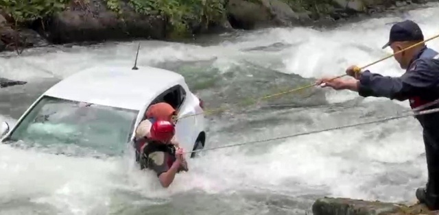 Rize'de dereye uçan aracın üzerine çıkarak yardım beklediler