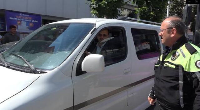 Pişkin sürücü tüm Çorum trafiğini kilitledi! Ceza yazmaya gelen polisin sözleri herkesi güldürdü Pişkin sürücü tüm Çorum trafiğini kilitledi! Ceza yazmaya gelen polisin sözleri herkesi güldürdü