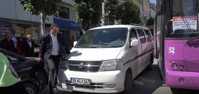 Pişkin sürücü tüm Çorum trafiğini kilitledi! Ceza yazmaya gelen polisin sözleri herkesi güldürdü Pişkin sürücü tüm Çorum trafiğini kilitledi! Ceza yazmaya gelen polisin sözleri herkesi güldürdü