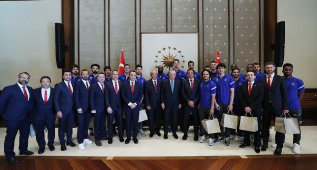 2 metre 22 santimlik Tibor Pleiss ile yan yana gelen Cumhurbaşkanı Erdoğan'ın şaşkınlığı yüz ifadesine yansıdı 2 metre 22 santimlik Tibor Pleiss ile yan yana gelen Cumhurbaşkanı Erdoğan'ın şaşkınlığı yüz ifadesine yansıdı