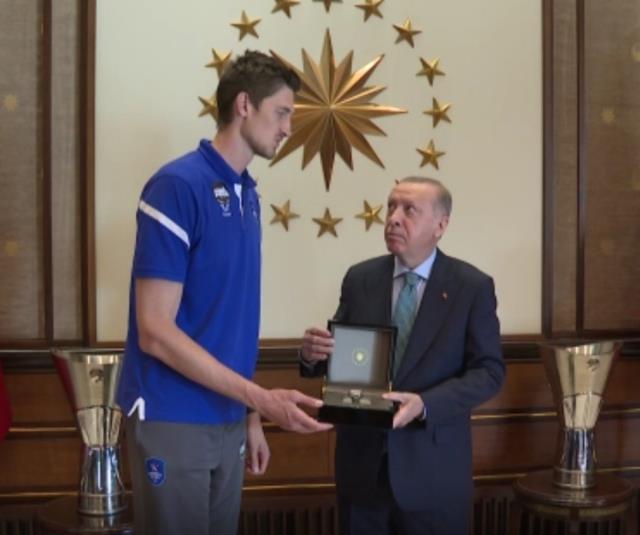 2 metre 22 santimlik Tibor Pleiss ile yan yana gelen Cumhurbaşkanı Erdoğan'ın şaşkınlığı yüz ifadesine yansıdı 2 metre 22 santimlik Tibor Pleiss ile yan yana gelen Cumhurbaşkanı Erdoğan'ın şaşkınlığı yüz ifadesine yansıdı