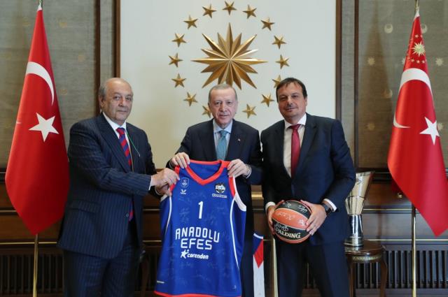 Cumhurbaşkanı Erdoğan'ın Türk vatandaşlığına geçen Larkin'e yaptığı uyarı tüm takımı kahkahaya boğdu