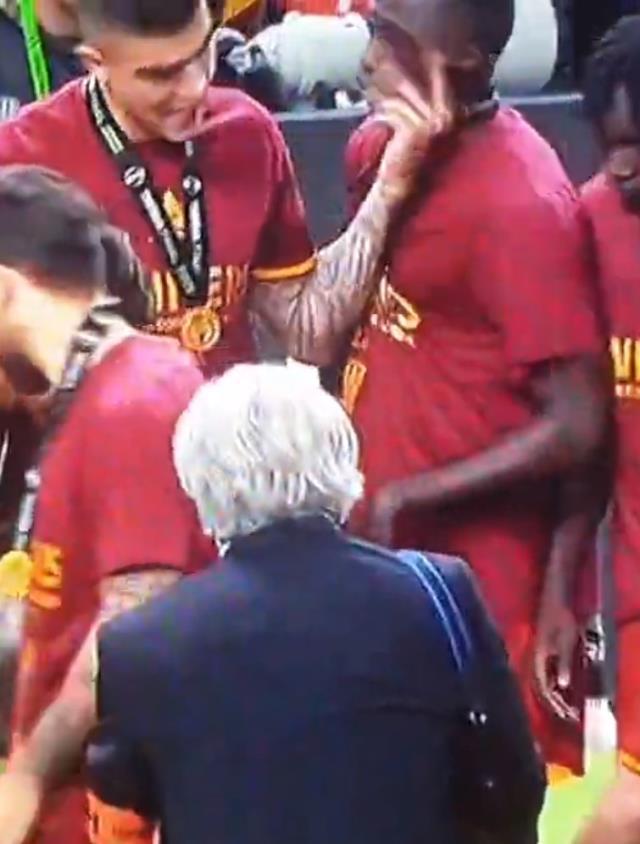 Dünya, Roma'yı konuşuyor! Kutlamalarda takım arkadaşına sarılan futbolcunun başına gelmeyen kalmadı