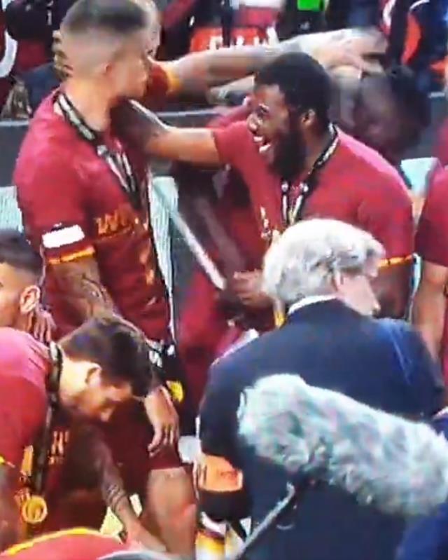 Dünya, Roma'yı konuşuyor! Kutlamalarda takım arkadaşına sarılan futbolcunun başına gelmeyen kalmadı