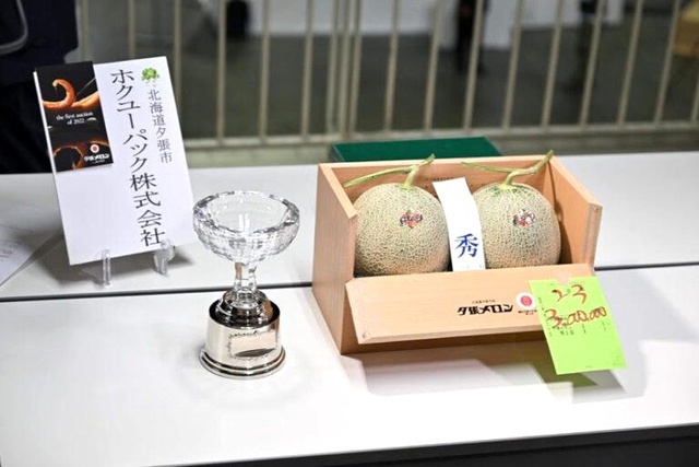 Japonya'daki açık artırmada 2 adet kavun 387 bin liraya satıldı