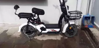 Satın alacakmış gibi yapıp kontrol amaçlı aldığı motosiklet ve elektrikli bisikleti çaldı