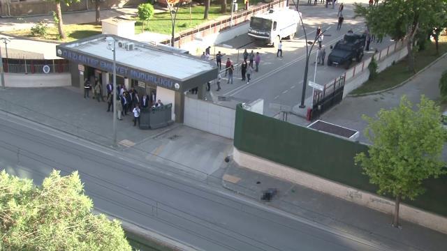 Son Dakika: Gaziantep Emniyet Müdürlüğü'ne saldırmak isteyen canlı bomba vurularak etkisiz hale getirildi