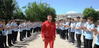 Wushu'da Avrupa şampiyonu olan Cizreli milli sporcu Baran Çelik, okulunda coşku ile karşılandı