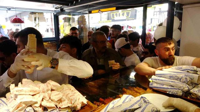 Açılışa özel 1 TL'ye satılan et döner izdihama neden oldu