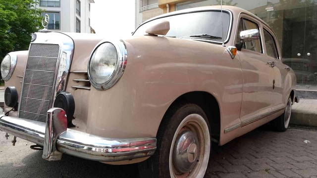 1959 model aracını yıllar sonra garajından çıkardı, her gören fotoğraf çektirmek istiyor