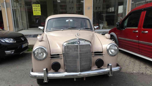 1959 model aracını yıllar sonra garajından çıkardı, her gören fotoğraf çektirmek istiyor