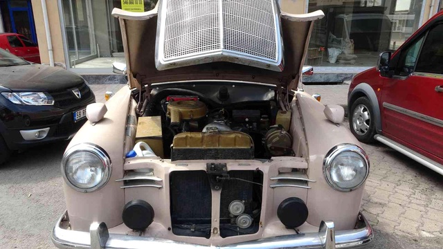 1959 model aracını yıllar sonra garajından çıkardı, her gören fotoğraf çektirmek istiyor