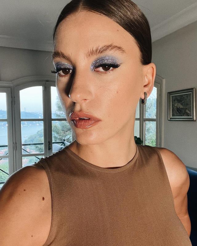 Serenay Sarıkaya'dan cesur poz! Mini şortuyla 'Hazırım' dedi