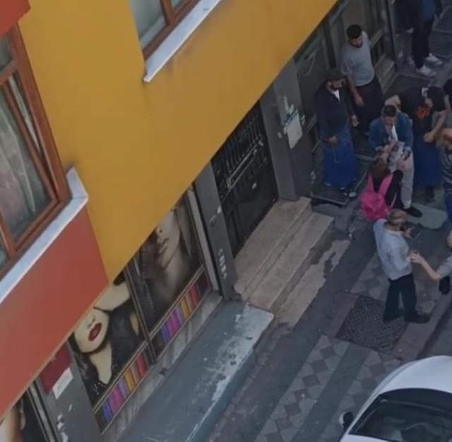 Sokak ortasında eşi tarafından dövülen kadını, pazarcı esnafı kurtardı