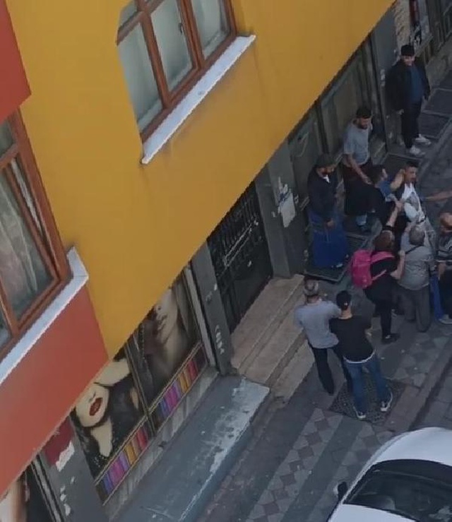 Sokak ortasında eşi tarafından dövülen kadını, pazarcı esnafı kurtardı