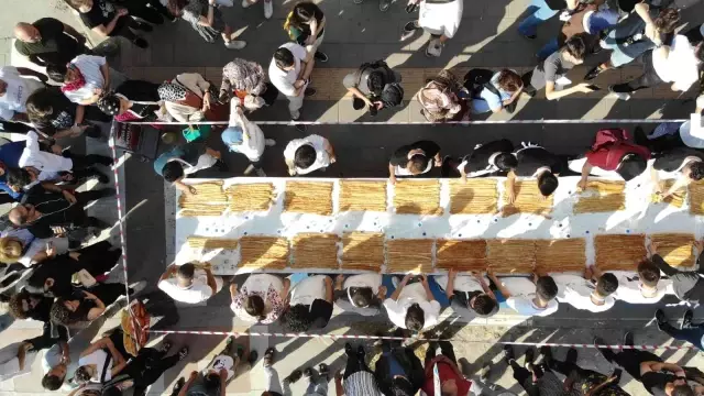 3 bin lira ödülü kazanabilmek için metrelerce börek yediler