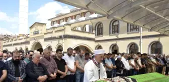 Antalya'daki feci kazada ölen Derya öğretmen ve kızı Defne son yolculuğuna uğurlandı