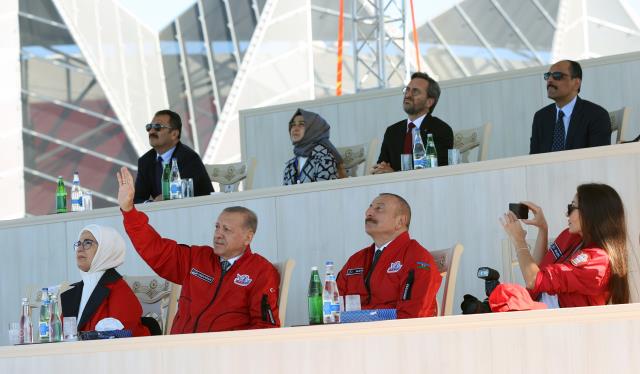 Azerbaycan semalarında büyüleyen gösteri! Erdoğan ve Aliyev birlikte izledi