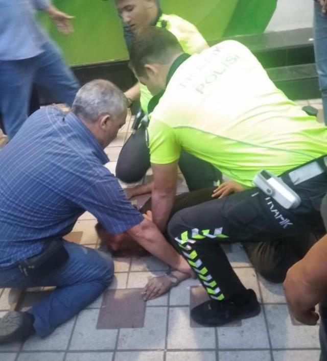 Baltayla ATM'leri kırıp market camına vuran saldırgan, ortalığı birbirine kattı