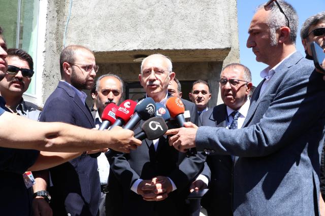 CHP Genel Başkanı Kılıçdaroğlu, Van'da elektriği kesik olan aileyi ziyaret etti