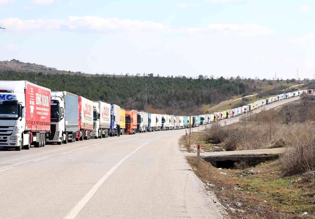 Gümrükte tır kuyruğu 40 kilometreyi aştı Gümrükte tır kuyruğu 40 kilometreyi aştı