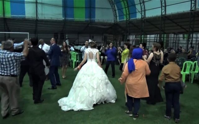 Kır düğünü hayali kuran çift, halı sahada evlendi! Mahkemenin yolunu tutup 30 bin TL kazandılar