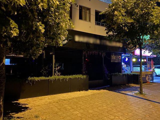 'Açık giyinmek yasaktır' yazısı olan kafede şort giyen genç kızları dışarı çıkartan personelin işine son verildi