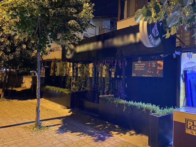 'Açık giyinmek yasaktır' yazısı olan kafede şort giyen genç kızları dışarı çıkartan personelin işine son verildi