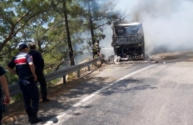 Alevlere teslim olan yolcu otobüsü küle döndü