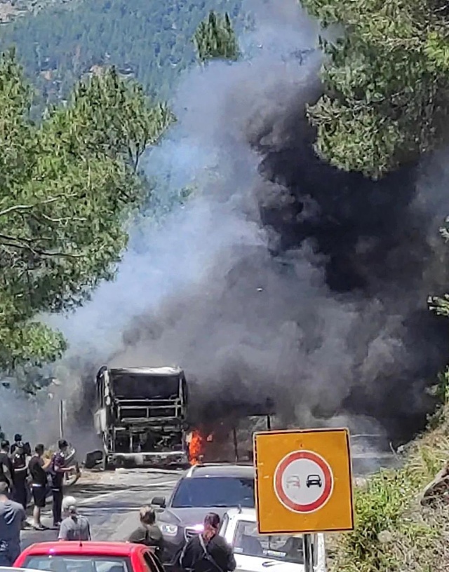 Alevlere teslim olan yolcu otobüsü küle döndü